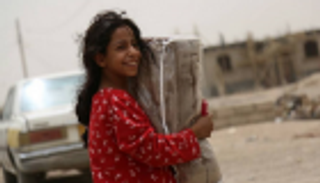 بالصور.. "سلمان للإغاثة" يوزع مساعدات للنازحين من البيضاء إلى مأرب