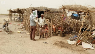 "سلمان للإغاثة" يوزع مساعدات غذائية في المناطق المحررة بالحديدة