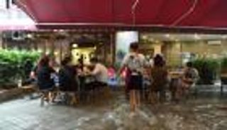 بالصور.. مطعم يقدم الوجبات مع وضع قدميك بماء ساخن