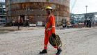 صعود النفط وسط نقص المعروض بالسوق