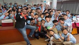  الكاتبان الشحي وخميس بين مجموعة من الأطفال الصينيين