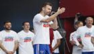 بالفيديو.. الجماهير تحتفي بلاعبي روسيا رغم الخروج من مونديال 2018