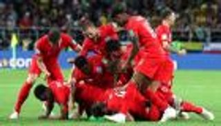 فيديو.. مشجعان إنجليزيان يستعينان بمنزل متحرك لمساندة المنتخب في روسيا