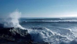 ارتفاع الموج يتراوح من 4 إلى 6 أقدام 