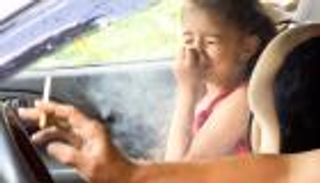 احذر.. التدخين السلبي يصيب طفلك بالشخير واضطرابات النوم