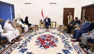  الرئيس هادي خلال استقبال الوفد الإماراتي رفيع المستوى