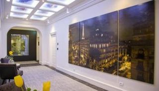 اللوحات الفنية تستقبلك في كل أرجاء الفندق