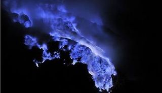 الحمم الزرقاء تضيء ليل جزيرة جاوة الإندونيسية