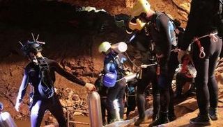 فريق الإنقاذ يستعد للدخول إلى الكهف