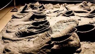 صورة من معرض "اقتلاع" للفنان الفلسطيني إبراهيم المزين 