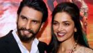ديبيكا بودكون ورانفير سينغ يدعوان شاروخان وارجون إلى زفافهما في روما