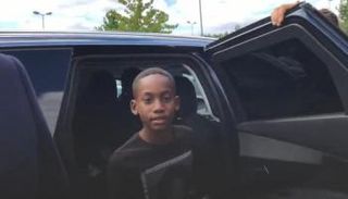 الطفل يانيل يفحص هيكل سيارة الرئيس ماكرون