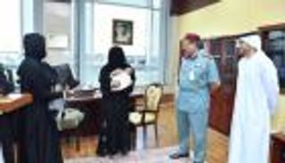 "إقامة دبي" تمنح الطفلة السعودية "إمارات" باقة "مواليد السعادة"