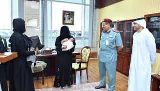 "إقامة دبي" تمنح الطفلة السعودية "إمارات" باقة "مواليد السعادة"