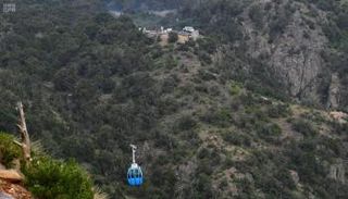 الطقس المعتدل يضفي سحره على متنزهات عسير 