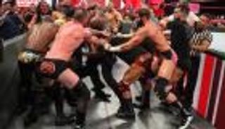 اشتباك مدمر بين رومان رينز وبوبي لاشلي قبل "إكستريم رولز"