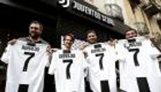 بالصور.. شوارع تورينو تتزين بقميص رونالدو الجديد مع يوفنتوس