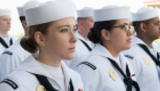 البحرية الأمريكية تسمح للمجندات بذيل الحصان والضفائر