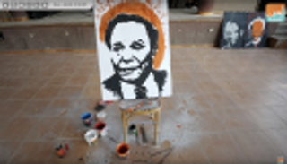 رسام مصري يستخدم النار في لوحاته الفنية