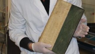 الباحث الدنماركي يعرض أحد الكتب المسمومة