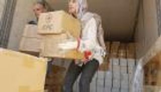 ليبيا.. "الصليب الأحمر" توزع إغاثات على نازحي درنة