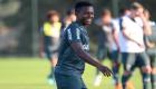 تقارير.. شباب الأهلي دبي يقترب من التعاقد مع كازاريس