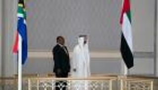 بالصور.. محمد بن زايد يستقبل رئيس جنوب أفريقيا لدى وصوله الإمارات
