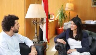 وزيرة السياحة المصرية رانيا المشاط والمغامر عمر سمرة 