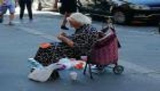 عمرها 98 عاما وتحيك الكروشيه بالشارع حبا في الناس