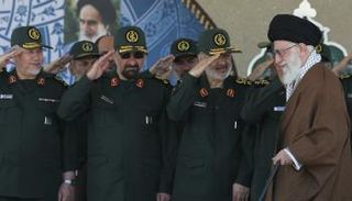 مليشيا الحرس الثوري يوجهون التحية لخامنئي