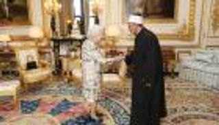 جلسة مباحثات ثنائية بين الإمام الأكبر والملكة إليزابيث الثانية