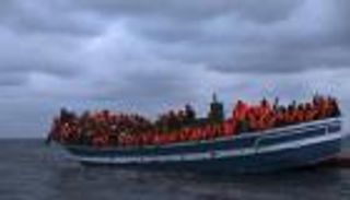 وزير الداخلية الإيطالي يمنع إنزال مهاجرين من متن سفينة