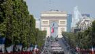 بالصور.. فرنسا تحتفل بعيدها الوطني "الباستيل" بحضور وفد إماراتي