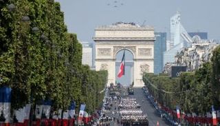 فرنسا تحتفل بعيدها الوطني 