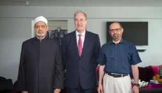 شيخ الأزهر الشريف والدكتور علي راشد النعيمي ووزير الدولة البريطاني لشؤون التنمية الدولية
