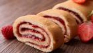 طريقة عمل السويسرول بالفراولة