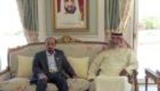 الشيخ خليفة بن زايد يلتقي حاكم عجمان بمقر إقامته في إيفيان