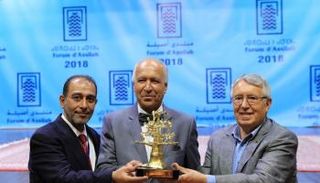 الروائي أحمد المديني أثناء استلام جائزة محمد زفزاف