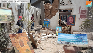 لوحات معروضة على أنقاض القرية التراثية 