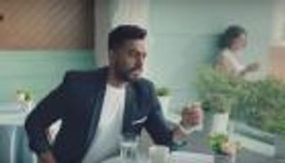 بالفيديو.. تامر حسني يطرح كليب "عيش بشوقك"