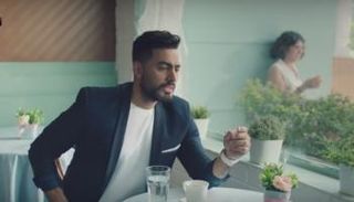 المطرب المصري تامر حسني في مشهد من الأغنية