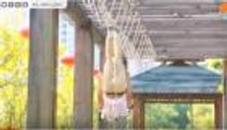 صيني يمشي مقلوبا في الهواء.. ضد الجاذبية