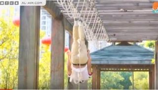 صيني يقوم بالمشي مقلوبا لمسافة 13 مترا 