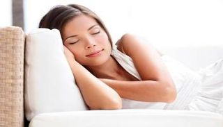 تبريد الوسادة يساعد على النوم في الطقس الحار