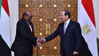 الرئيس المصري عبدالفتاح السيسي ونظيره السوداني عمر البشير