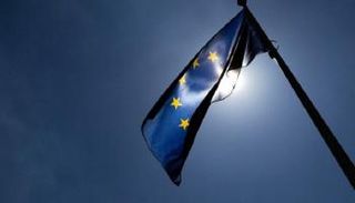 علم الاتحاد الأوروبي خارج مقر مفوضية الاتحاد الأوروبي في بروكسل