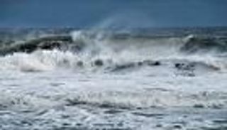 أرصاد الإمارات تحذر من اضطراب الموج في الخليج العربي