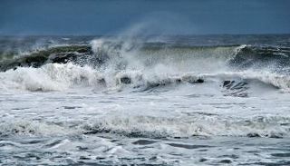 ارتفاع الموج يتراوح ما بين 4 و6 إلى 7 أقدام - أرشيفية