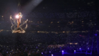 بالفيديو.. كيف تفادت المطربة تايلور سويفت موقفا محرجا على المسرح؟