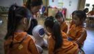 بالفيديو.. الروبوتات أحدث موظفي رياض الأطفال في الصين